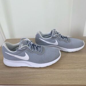 Nike Tanjun Shoes in Gray and White | Size 9.5